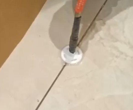 本溪市瓷砖空鼓维修公司专业解答瓷砖在铺贴过程中，如果没有涂抹均匀到位的粘结材料（如水泥砂浆或瓷砖胶），可能会导致以下问题